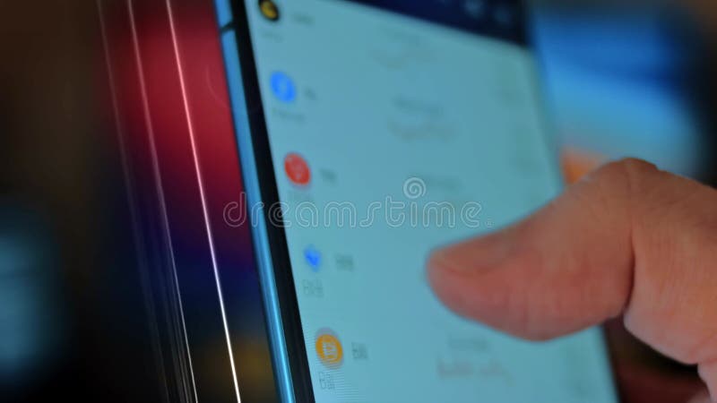 Hologramme effet de caucasian mâle faisant le paiement avec bitcoins cryptomonnaie en utilisant son smartphone. application person clips vidéos