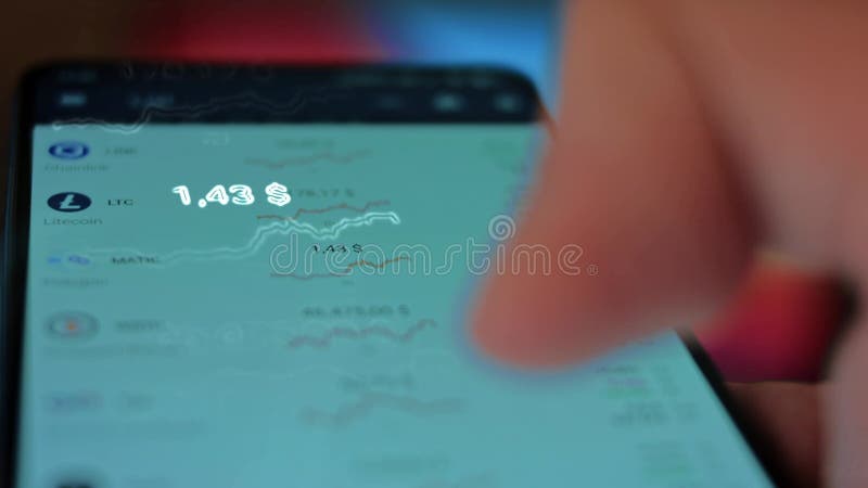 Hologramme effet de caucasian mâle faisant le paiement avec bitcoins cryptomonnaie en utilisant son smartphone. application person clips vidéos