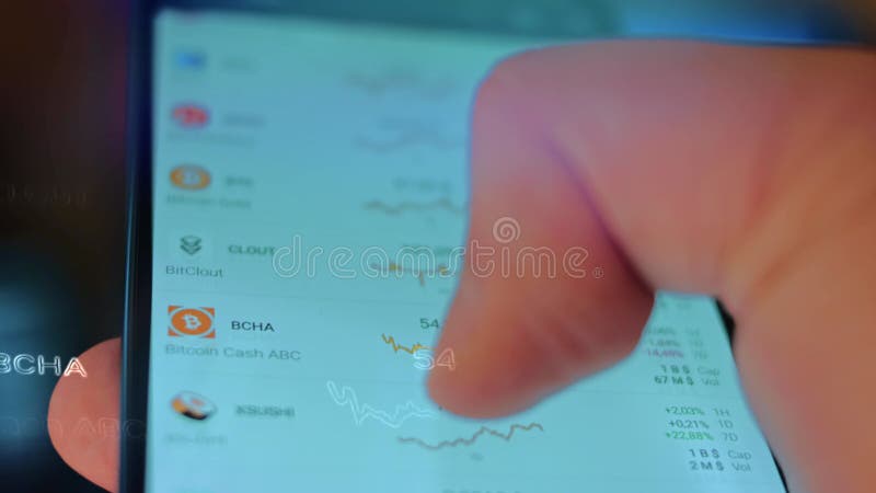 Hologramme effet de caucasian mâle faisant le paiement avec bitcoins cryptomonnaie en utilisant son smartphone. application person banque de vidéos