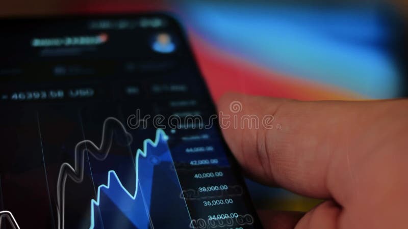 Hologramme effet de caucasian mâle faisant le paiement avec bitcoins cryptomonnaie en utilisant son smartphone. application person clips vidéos