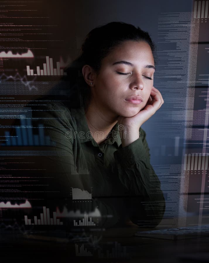 Hologramme et femme endormis la nuit au bureau pour coder les programmes et les technologies de l'information. écran numérique photos libres de droits