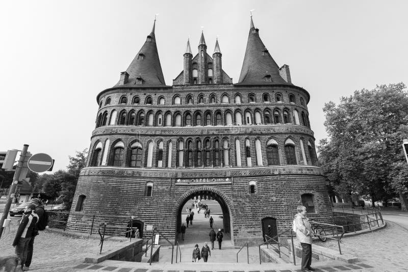 Den Holstenporten Eller Holstentoren I Luebeck Den Gamla Staden