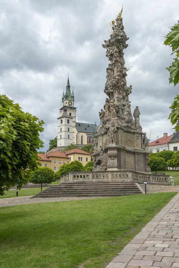 Morový stĺp Najsvätejšej Trojice s hradom v pozadí. Kremnica. Slovensko