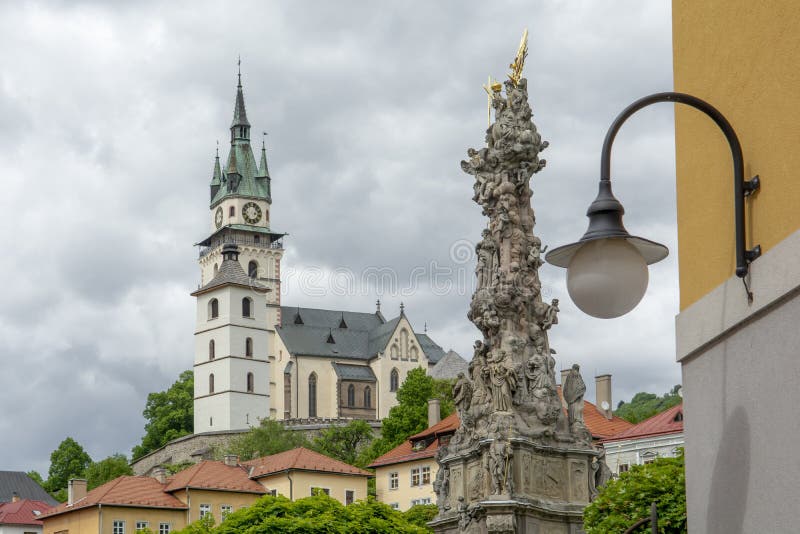 Morový sloup Nejsvětější Trojice s hradem v pozadí. Kremnica. Slovensko