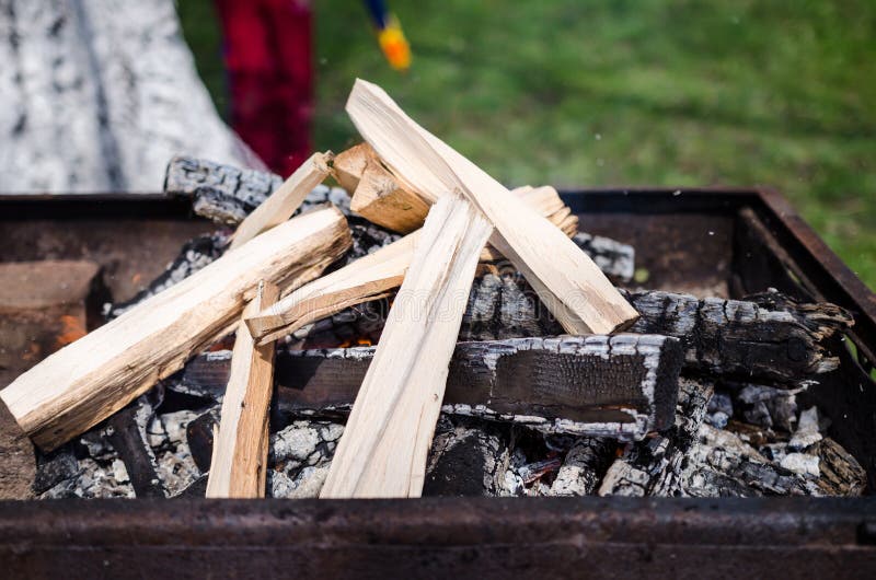 Holz, Das In Einem Kamin Brennt Stockbild - Bild von nacht, stein: 52449819