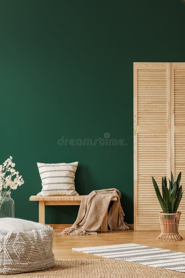 Holzbank mit beige Teppich und gestreiftem Kissen nahe bei hölzernem Schirm und Anlage im Topf, Kopienraum auf der leeren grünen stockfotografie Holzbank mit beige Teppich und gestreiftem Kissen nahe bei hölzernem Schirm und Anlage im Topf, Kopienraum auf der leeren grünen stockfotografie