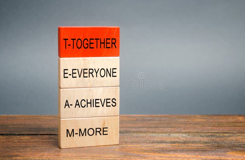 Holzblöcke mit dem Wort 'Gemeinsam', 'Jeder', 'Errungenschaften', 'mehr' Teamwork und Teamkonzept Gemeinschaft, Unterstützung, Pa