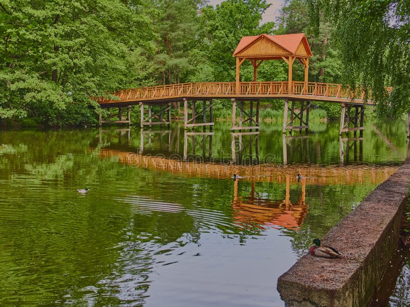 Holzbrücke mit einem Gazebo stockbilder Holzbrücke mit einem Gazebo stockbilder