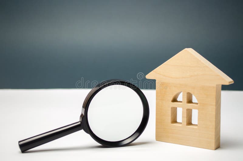 Holzhaus und Lupe Eigentums-Bewertung Standortwahl für den Bau Haus, das Konzept sucht suche stockbild Holzhaus und Lupe Eigentums-Bewertung Standortwahl für den Bau Haus, das Konzept sucht suche stockbild