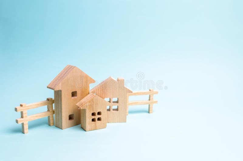 Holzhäuser auf einem blauen Hintergrund Hölzerne Spielwaren Das Konzept von Immobilien und Besitz, Kauf und Verkauf des Eigentums lizenzfreies stockfoto Holzhäuser auf einem blauen Hintergrund Hölzerne Spielwaren Das Konzept von Immobilien und Besitz, Kauf und Verkauf des Eigentums lizenzfreies stockfoto