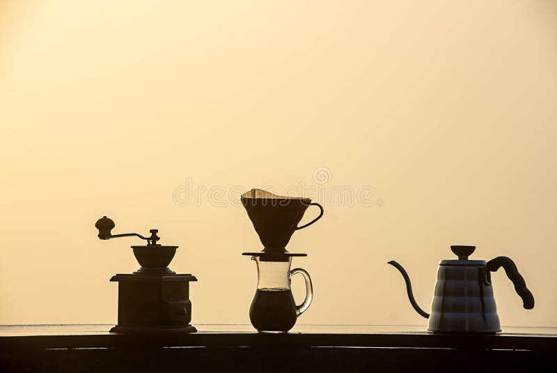 Holzkaffeemaschine , Glasgefäße und Wasserkocher auf einem Holztisch Untergrundnebel und Morgensonnenlicht stockfotos Holzkaffeemaschine , Glasgefäße und Wasserkocher auf einem Holztisch Untergrundnebel und Morgensonnenlicht stockfotos