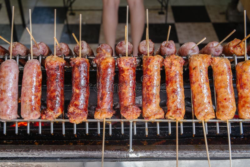 Holzkohle grillte gegorene Wurstaufsteckspindeln nannte Sai-krok Isaan lizenzfreie stockfotografie