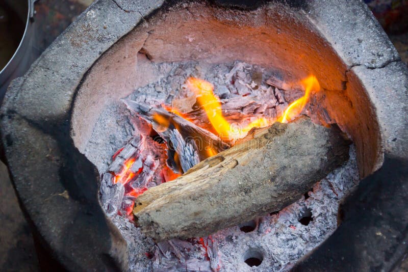 Holzkohle, zum Frühstück mit altem Holz zu kochen Thailand, Asien lizenzfreie stockbilder Holzkohle, zum Frühstück mit altem Holz zu kochen Thailand, Asien lizenzfreie stockbilder
