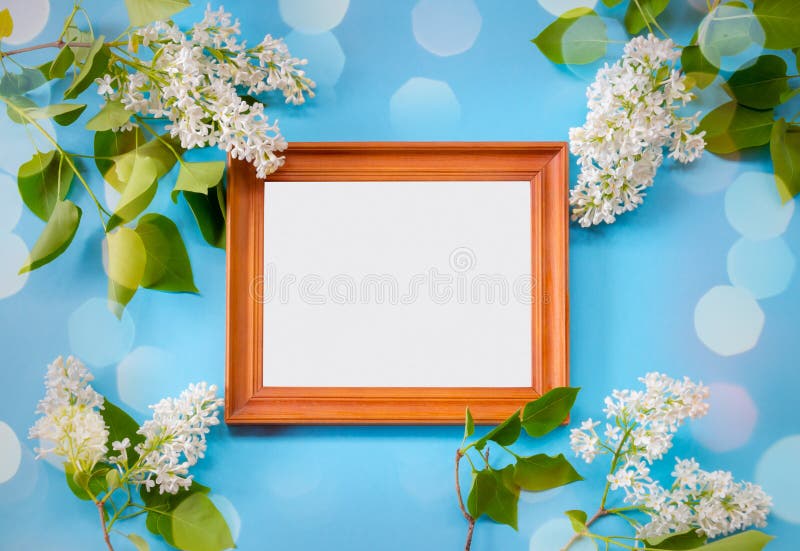 Holzrahmen und Blumen der weißen Flieder auf blauem Hintergrund lizenzfreie stockfotos Holzrahmen und Blumen der weißen Flieder auf blauem Hintergrund lizenzfreie stockfotos