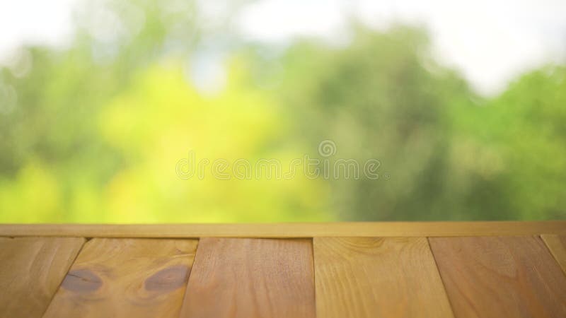 Holztisch auf farbenfrohen, verschwommenen Herbstuntergründen mit blauem Himmel und gelber Baumfoilage stock video