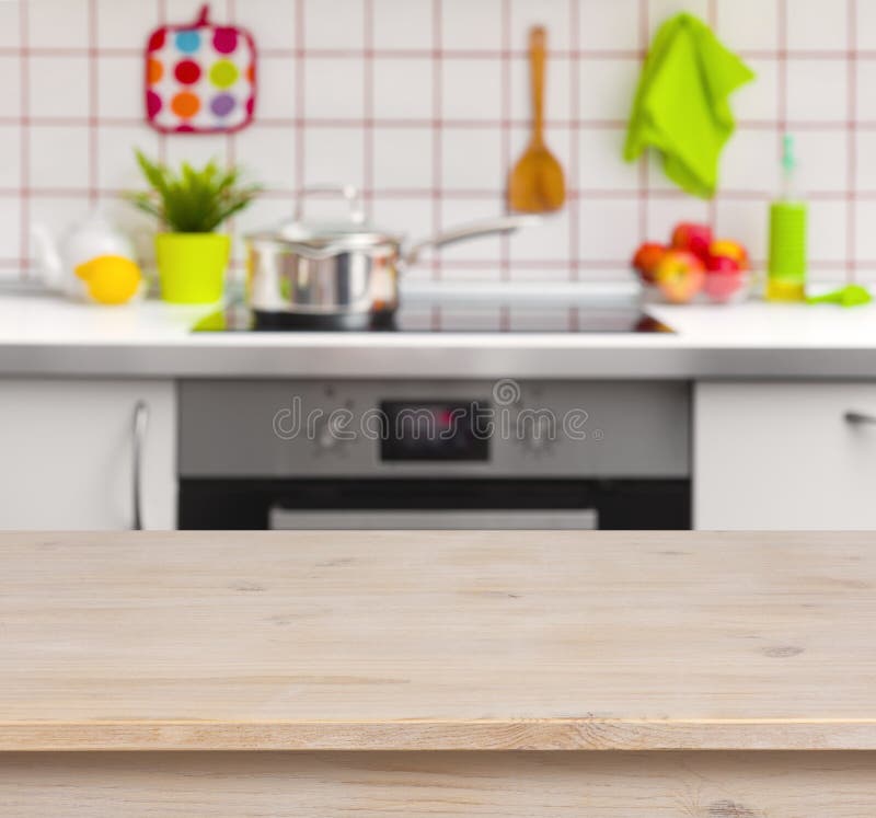 Holztisch auf unscharfem Küchenbankhintergrund lizenzfreies stockbild Holztisch auf unscharfem Küchenbankhintergrund lizenzfreies stockbild