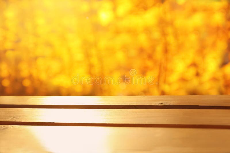 Holztisch und unscharfe Herbstlandschaft auf Hintergrund lizenzfreie stockbilder Holztisch und unscharfe Herbstlandschaft auf Hintergrund lizenzfreie stockbilder