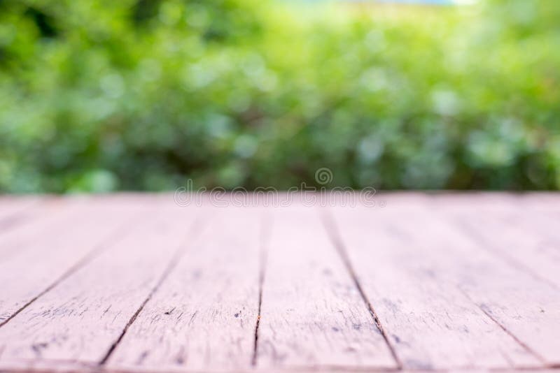 Holztisch vor abstrakte Natur unscharfem Hintergrund