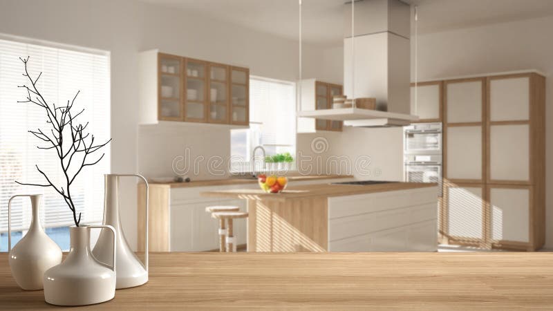 Holztischspitze oder -regal mit minimalistic modernen Vasen über unscharfer unbedeutender moderner Küche, weißes Architekturinnen