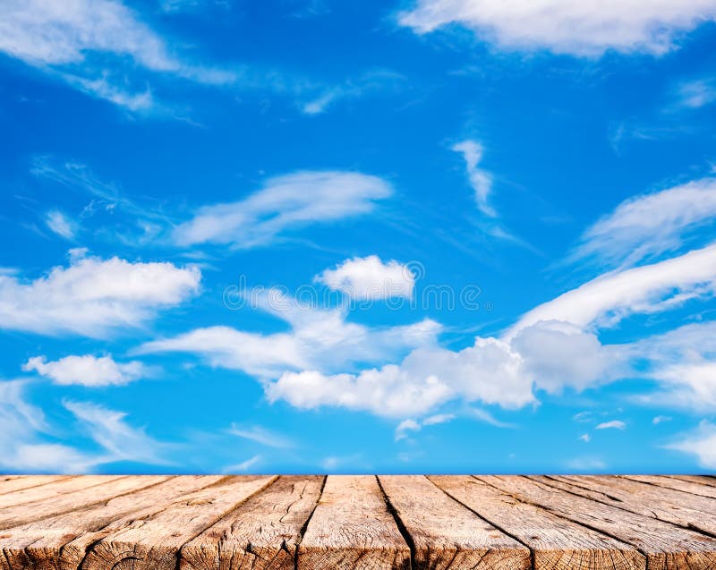 Holztischspitze und Hintergrund des blauen Himmels lizenzfreies stockbild Holztischspitze und Hintergrund des blauen Himmels lizenzfreies stockbild