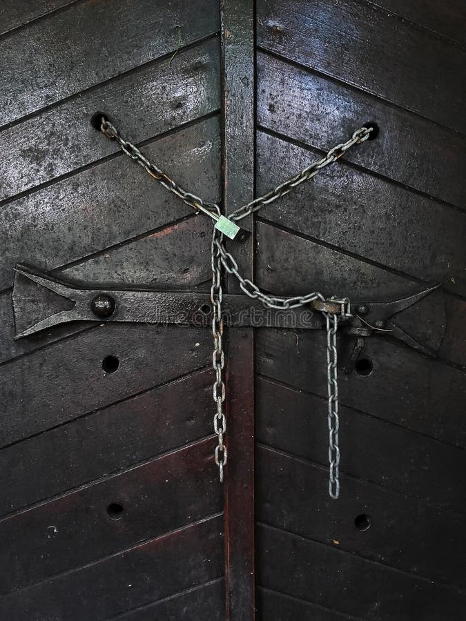 Holztür mit Kette und Verschluss lizenzfreie stockfotos Holztür mit Kette und Verschluss lizenzfreie stockfotos