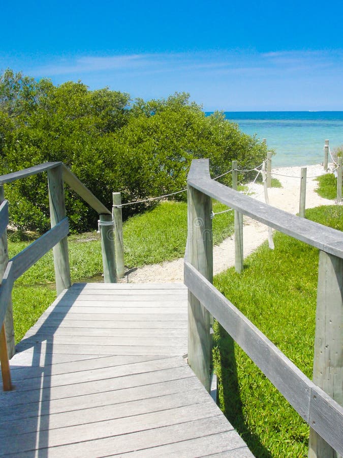 Holzweg am weißen Sandstrand. Holzweg in einem weißen Sandstrand, unberührter Ozean 2011.
