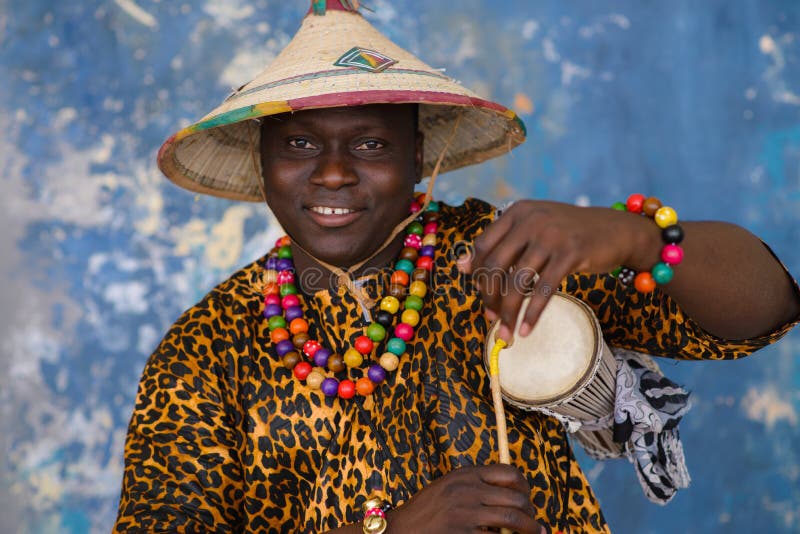 Hombre Africano Con Ropa Tradicional Sombrero Fulani Jugando Con De Conversación Imagen de archivo - Imagen de ritmo, 171599345