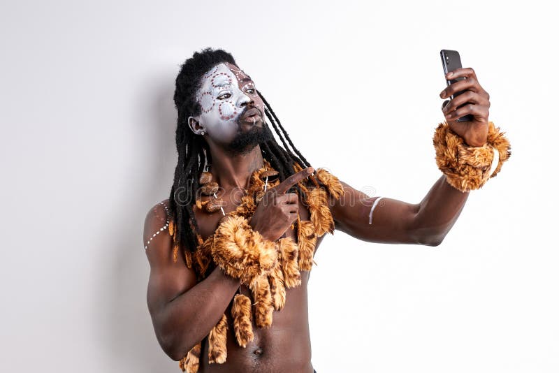 Hombre africano confiado mira en teléfonos móviles cámara hablando imagen de archivo libre de regalías