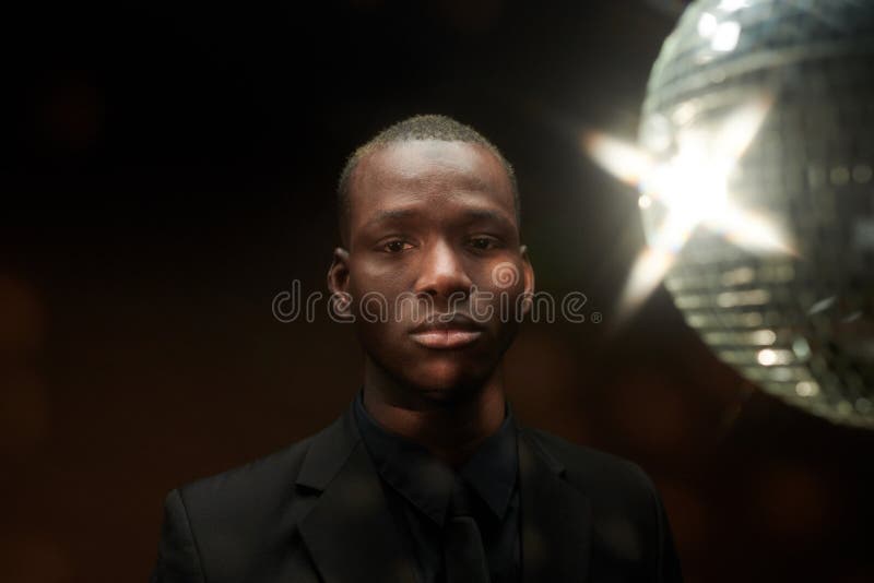 Hombre africano de traje en fiesta imagen de archivo