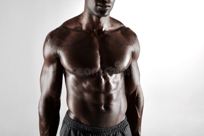 Hombre africano descamisado con ABS muscular imagen de archivo libre de regalías