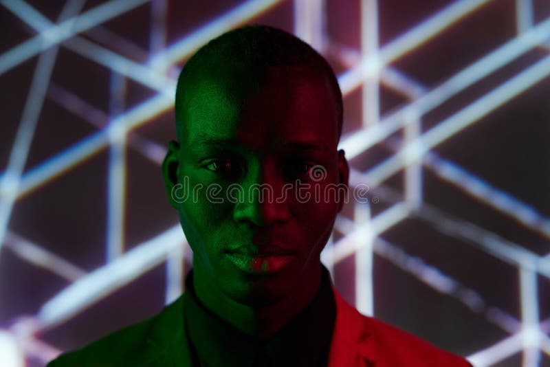 Hombre africano en estudio oscuro imágenes de archivo libres de regalías