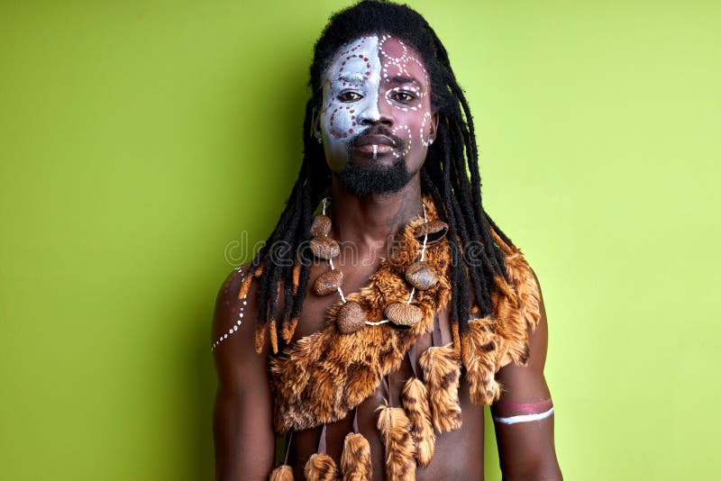 Hombre africano sin camisa con maquillaje shaman aborigen mirando con confianza la cámara. Hombre africano sin camisa con maquillaje shaman aborigen mirando con confianza a la cámara negro aislado en estudio. retrato