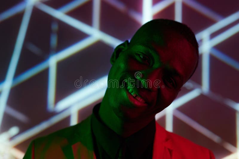 Hombre africano sonriendo en cámara fotografía de archivo