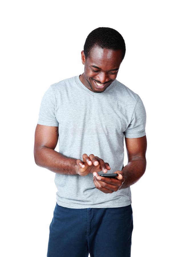 Hombre africano sonriente que usa smartphone fotos de archivo libres de regalías