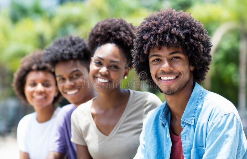 Hombre afroamericano hermoso con el grupo de adultos jovenes en línea fotos de archivo libres de regalías