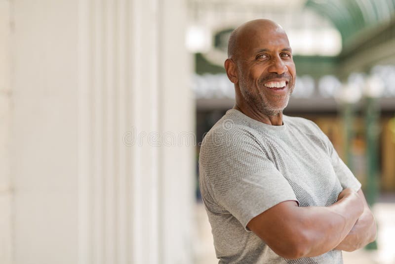 Hombre afroamericano maduro feliz que sonríe afuera imágenes de archivo libres de regalías Hombre afroamericano maduro feliz que sonríe afuera imágenes de archivo libres de regalías