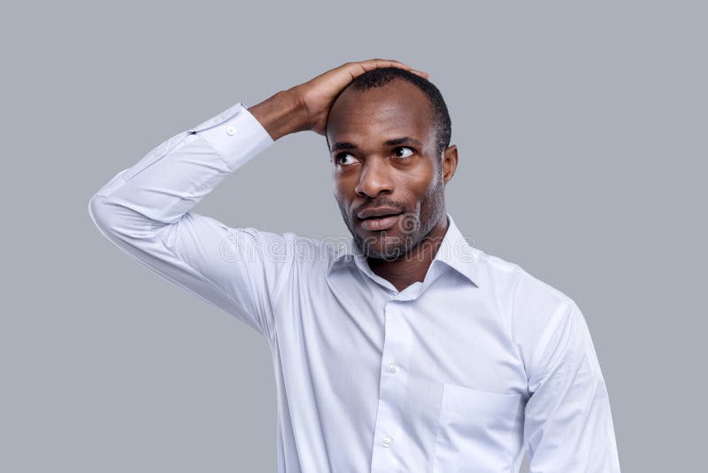 Hombre afroamericano pensativo que recuerda algo importante fotografía de archivo libre de regalías Hombre afroamericano pensativo que recuerda algo importante fotografía de archivo libre de regalías