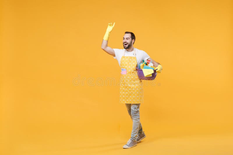 Hombre alegre ama de casa en guantes de delantal sostienen botellas detergentes lavadoras de cuencas haciendo tareas domésticas ai imagen de archivo libre de regalías