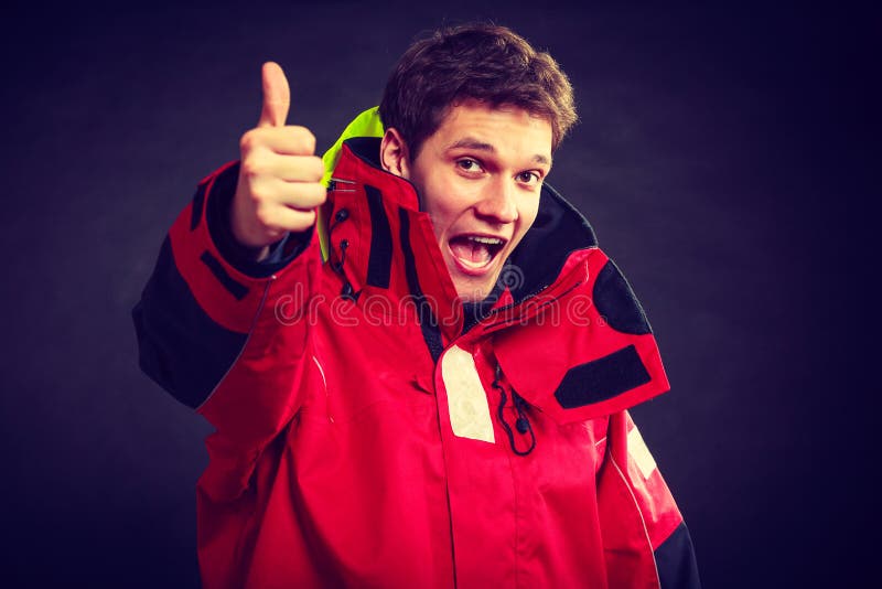 Hombre alegre con el engranaje a prueba de mal tiempo imágenes de archivo libres de regalías Hombre alegre con el engranaje a prueba de mal tiempo imágenes de archivo libres de regalías