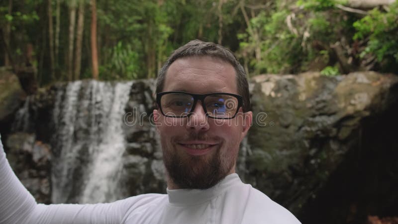 Hombre alegre mirando a la cámara y saludando