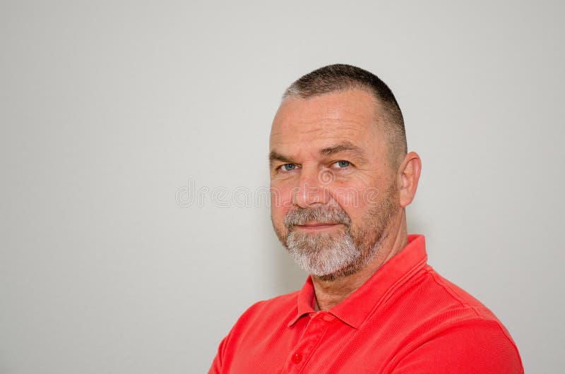 Hombre amistoso confiado en una camisa roja colorida imágenes de archivo libres de regalías Hombre amistoso confiado en una camisa roja colorida imágenes de archivo libres de regalías