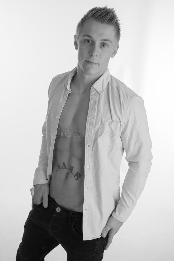 Hombre apto que mira en la camisa abierta que mira la cámara fotos de archivo Hombre apto que mira en la camisa abierta que mira la cámara fotos de archivo