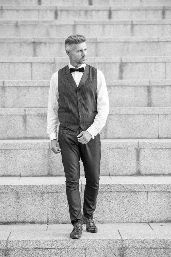 Hombre apuesto en ropa de formalwear. moda formal para el hombre. hombre elegante vestido con traje formal. longitud total imagenes de archivo