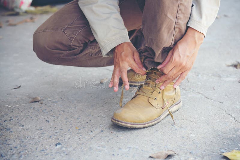 Loza de barro matiz demasiado Hombre Arrodillarse Y Atar Zapatos Botas De La Industria Para El  Trabajador. Primer Plano De Hombre Manos Atadas Tirantes Para Su Imagen de  archivo - Imagen de arrodillado, parque: 212160839