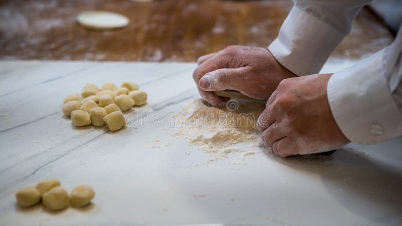 Hombre asiático que hace las bolas de masa hervida frescas en un restaurante de la cocina de Taiwán foto de archivo libre de regalías Hombre asiático que hace las bolas de masa hervida frescas en un restaurante de la cocina de Taiwán foto de archivo libre de regalías
