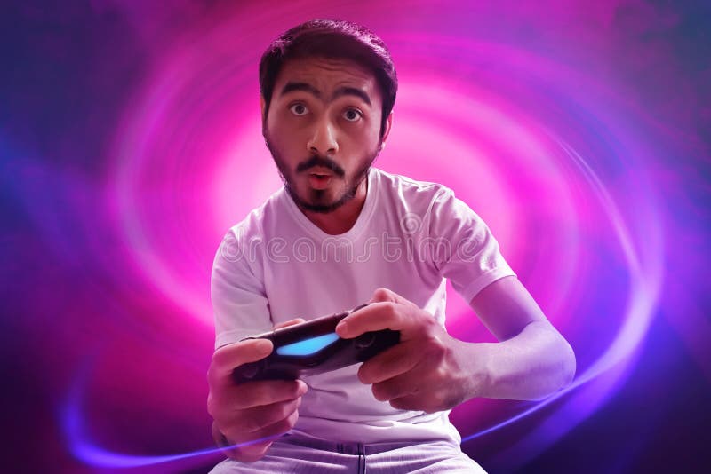 Hombre asiático que juega a los videojuegos imagenes de archivo Hombre asiático que juega a los videojuegos imagenes de archivo