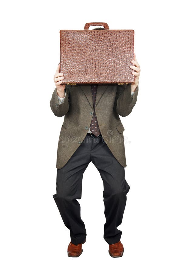 Hombre asustado ocultado detrás de una maleta imagenes de archivo Hombre asustado ocultado detrás de una maleta imagenes de archivo