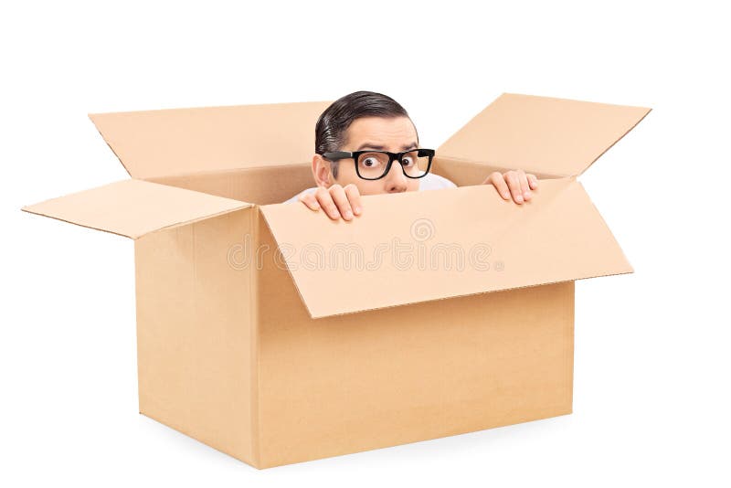 Hombre asustado que oculta en una caja del cartón