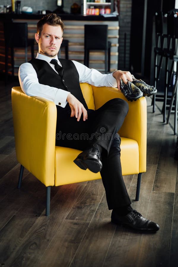 Hombre Atlético Elegante En Un Chaleco Del Traje Del Negocio Que Sostiene Un Balón De Fútbol Futbolista Imagen de archivo - Imagen de juego, deporte: 118961203 Hombre Atlético Elegante En Un Chaleco Del Traje Del Negocio Que Sostiene Un Balón De Fútbol Futbolista Imagen de archivo - Imagen de juego, deporte: 118961203