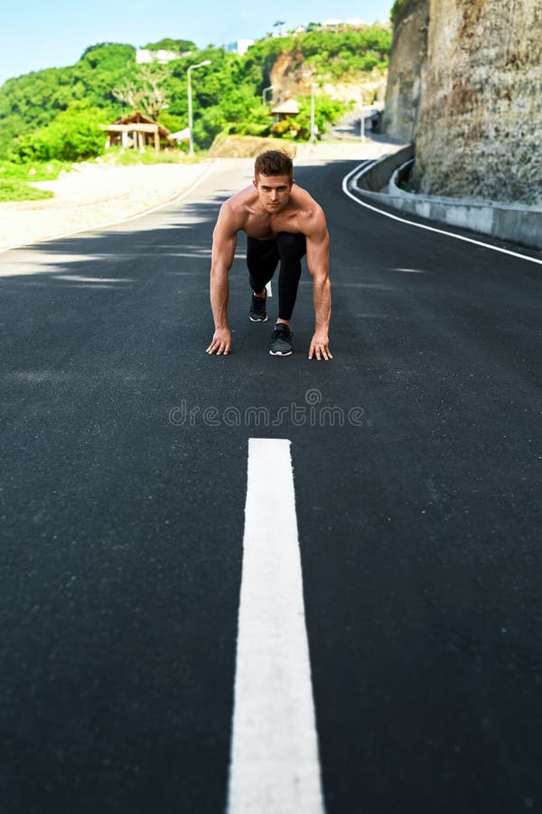 Hombre Cansado De Los Deportes Que Descansa Después De Correr Y Del  Entrenamiento Que Ejercitan Al Aire Libre Imagen de archivo - Imagen de  hermoso, aptitud: 71674429